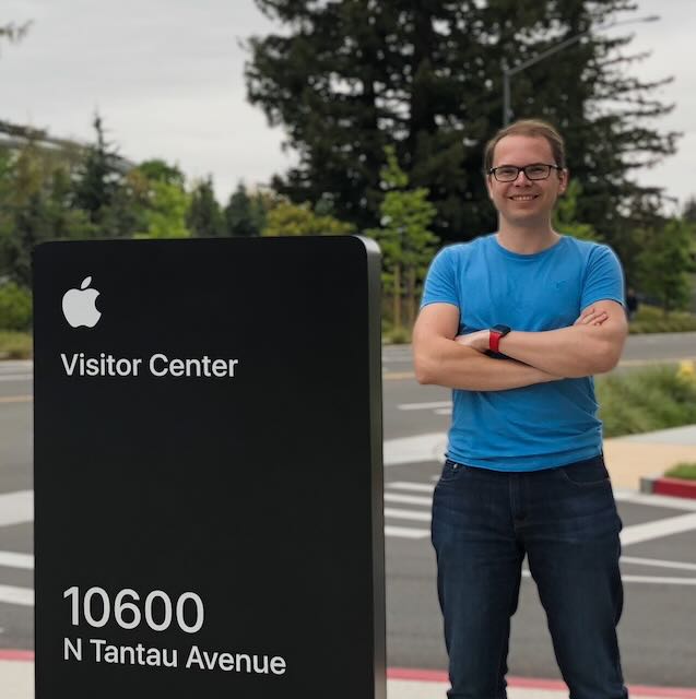 Ich beim Besuch am Apple Park in Cupertino